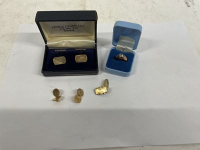 Lot 919 - A mixed lot of yellow metal including small...