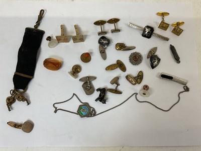Lot 933 - A mixed lot including cufflinks, amber...