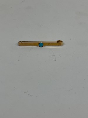 Lot 917 - An early 20th century 9ct gold bar brooch set...