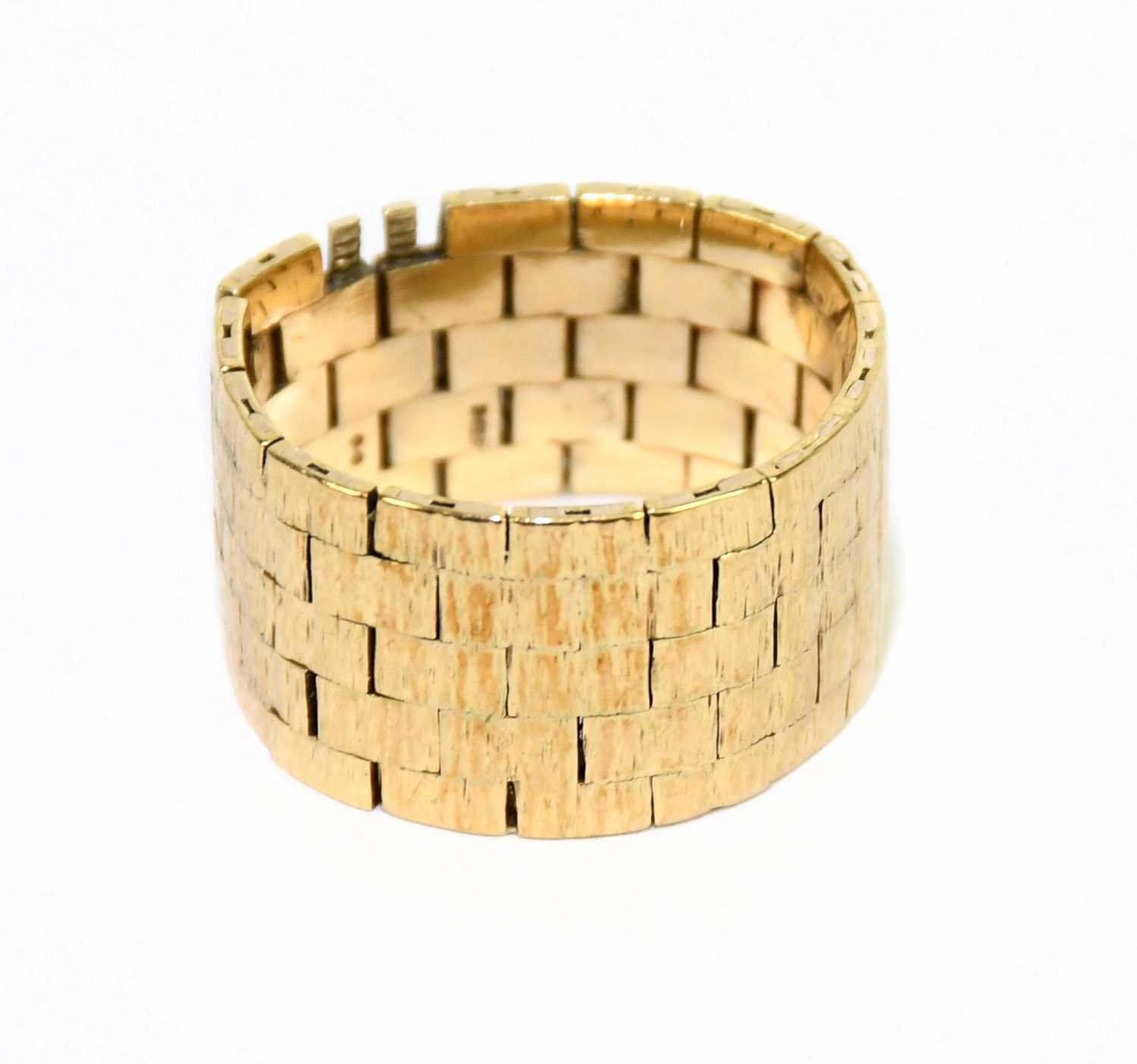 Lot 1399 - A 9ct yellow gold textured link dress ring,...