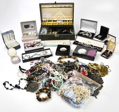 Lot 1475 - A large assortment of costume jewellery,...