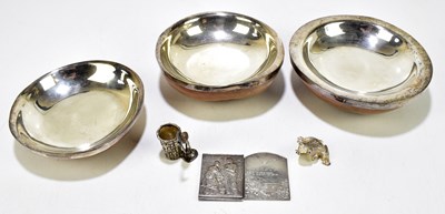 Lot 1052 - Three white metal mounted graduated set of three shell bowls