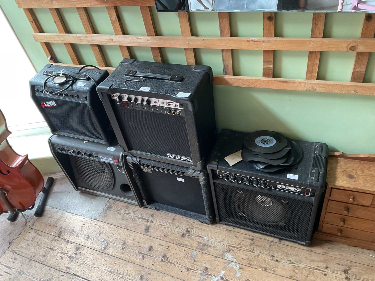 Lot 160 - Five guitar amplifiers, including Zoom and...