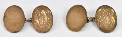 Lot 914 - A pair of 9ct yellow gold cufflinks, approx 6.1g.