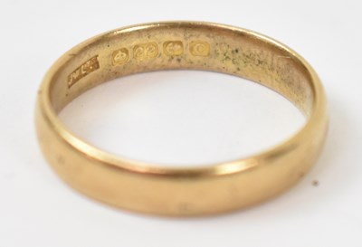 Lot 871 - A 22ct yellow gold wedding band, size J,...