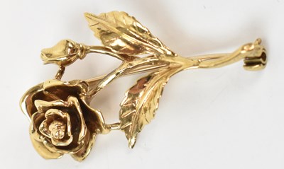 Lot 897 - A 9ct yellow gold brooch modelled as flowers,...