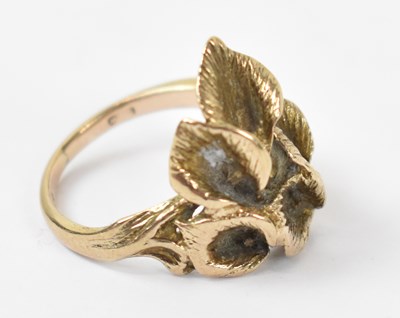 Lot 909 - A 9ct yellow gold floral decorated ring, size...