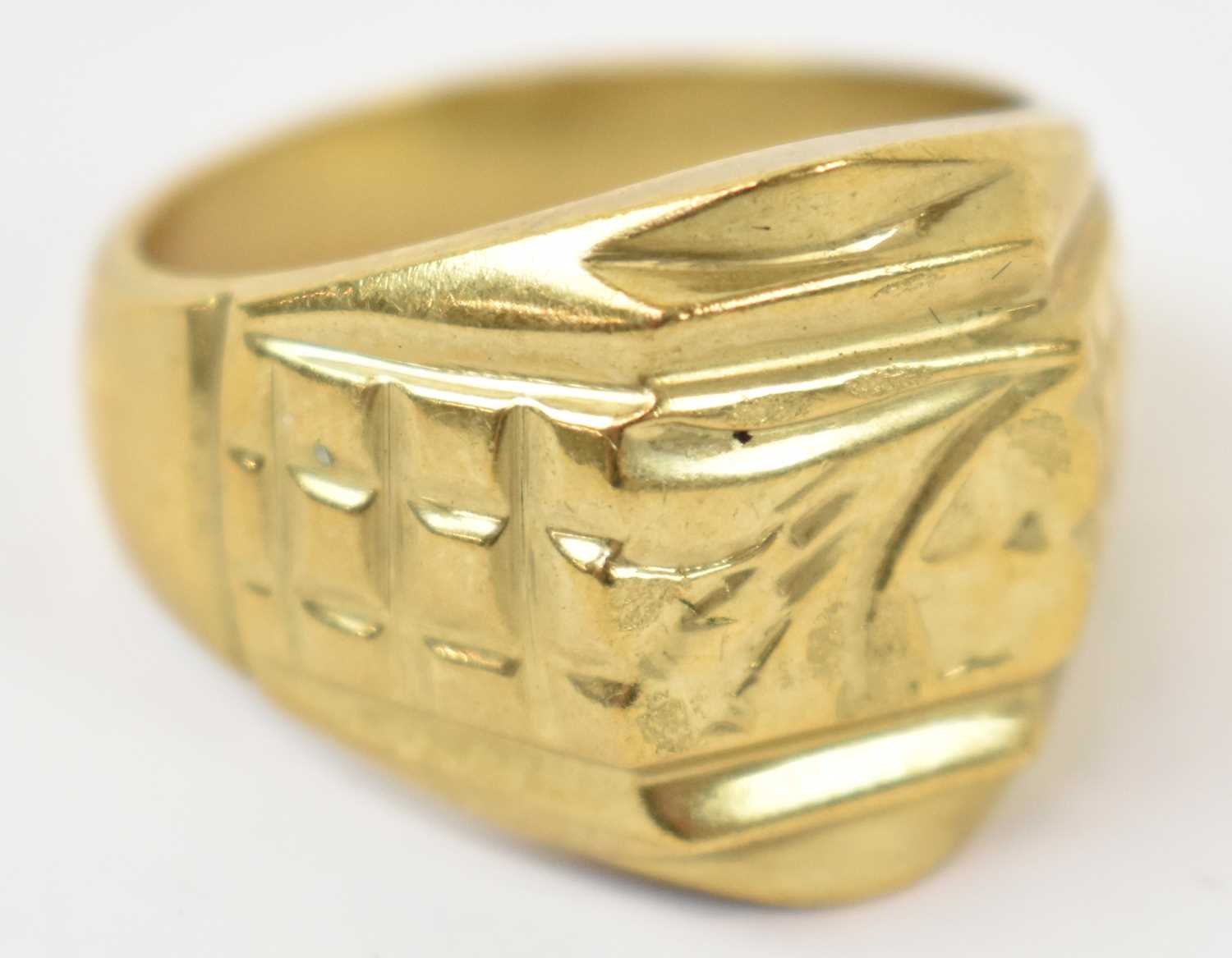 Lot 875 - A yellow metal gents ring, stamped 18k, size