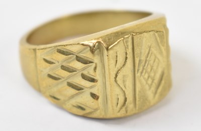 Lot 881 - A yellow metal gents ring, stamped 18k, size U,...