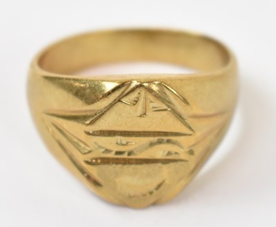 Lot 882 - A yellow metal gents ring, stamped 18k, size U,...