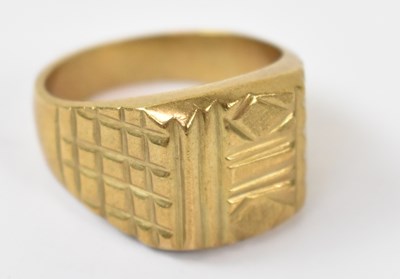 Lot 883 - A yellow metal gents ring, stamped 18k, size U,...