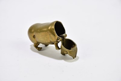 Lot 2475 - A novelty brass pig vesta case.