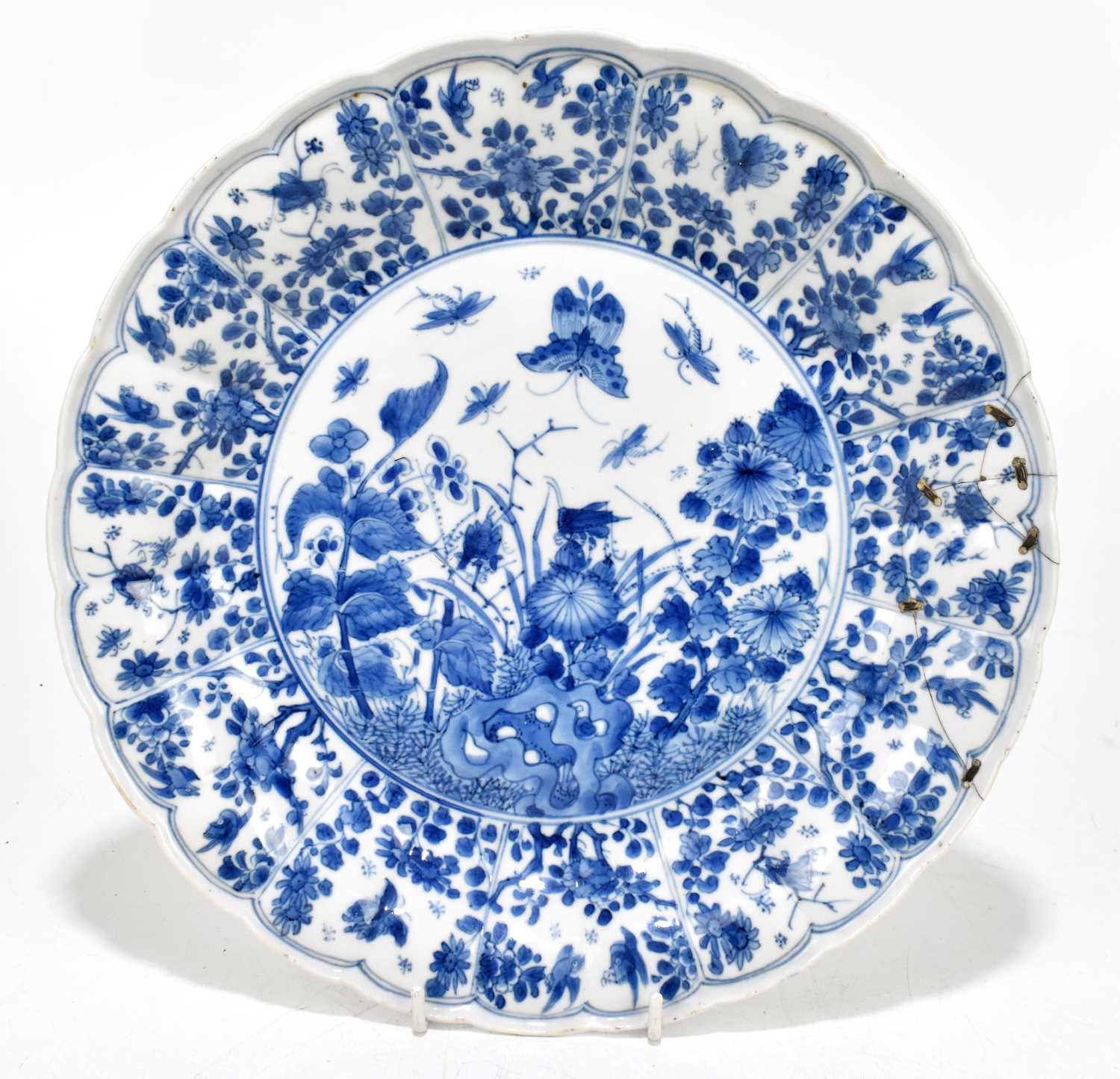 Lot 664 - An 18th century Chinese blue and white Kanxi porcelain bowl