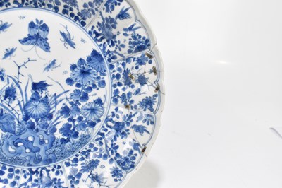 Lot 664 - An 18th century Chinese blue and white Kanxi porcelain bowl