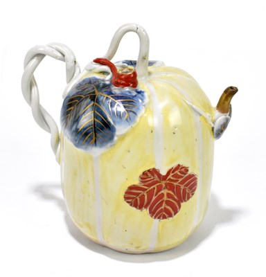 Lot 447 - WORCESTER; an 18th century teapot