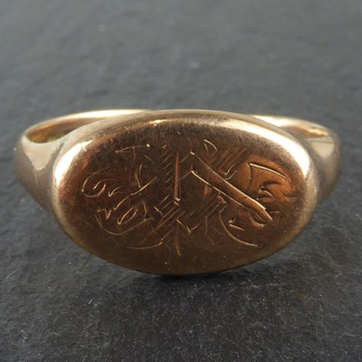 Lot 1106 - A 9ct rose gold signet ring with rubbed...