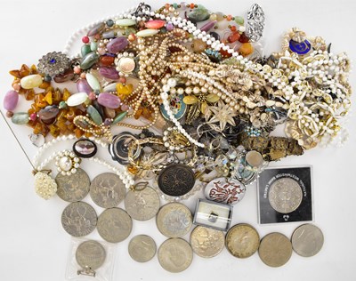 Lot 1351 - Various items of costume jewellery to include...