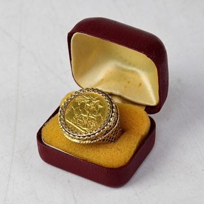 Lot 992 - A 9ct gold ring set with a sovereign, 1900,...