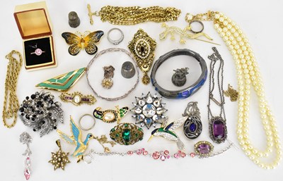 Lot 1320 - Various items of costume jewellery to include...