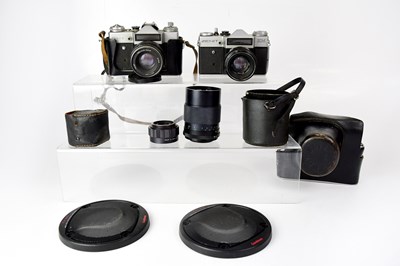 Lot 789 - A small quantity of vintage cameras comprising...