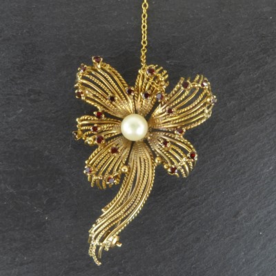 Lot 1201 - ZEETA; a 9ct gold floral brooch with central...