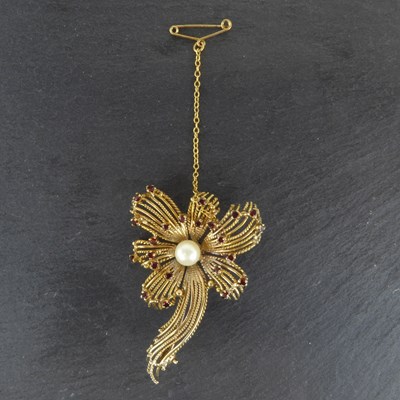 Lot 1201 - ZEETA; a 9ct gold floral brooch with central...