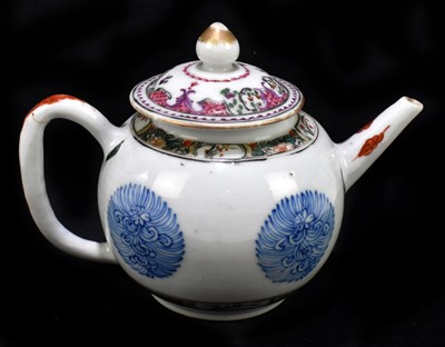 Lot 475 - An 18th century Chinese porcelain teapot