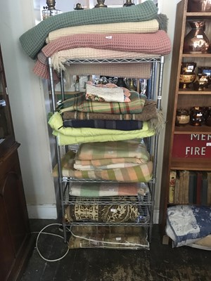 Lot 285 - An assortment of assorted blankets and materials.