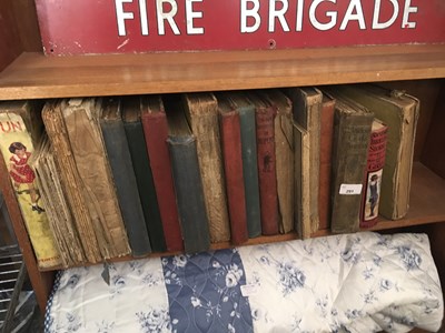 Lot 291 - A collection of assorted hardback books to...