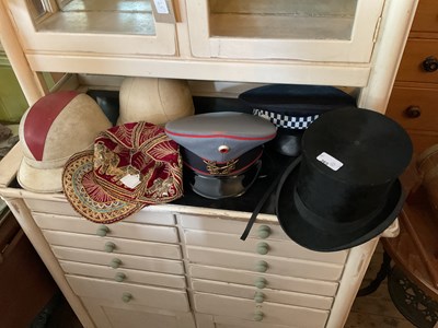 Lot 365 - A collection of vintage hats, to include a top...