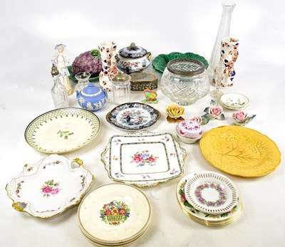 Lot 571 - An assortment of ceramics and glass