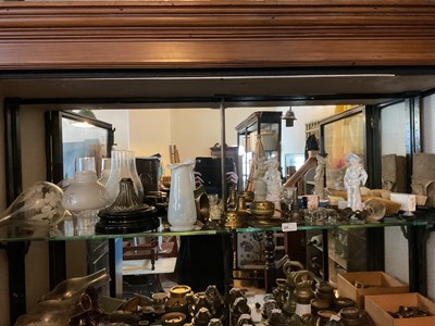 Lot 386 - Assorted collectors' items to include oil lamp...