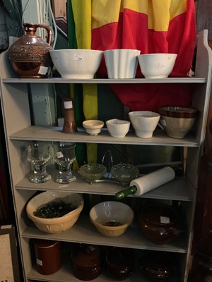 Lot 394 - A collection of kitchenalia and assorted...