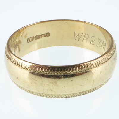 Lot 1104 - A 9ct gold wedding band, size O, approx. 3.5g.