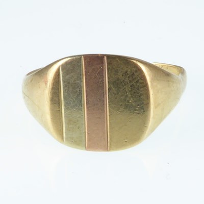 Lot 1103 - A 9ct gold signet ring with three-colour table,...
