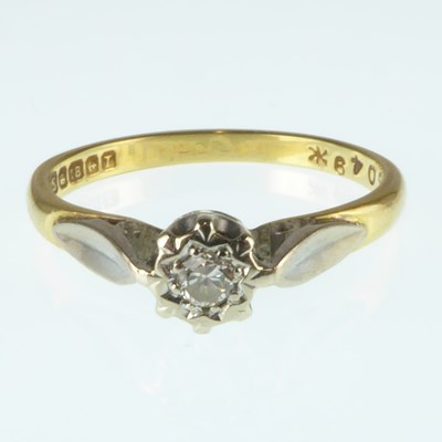 Lot 1058 - An 18ct gold diamond illusion set ring with...