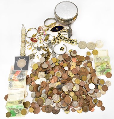 Lot 1352 - Various items of costume jewellery to include...