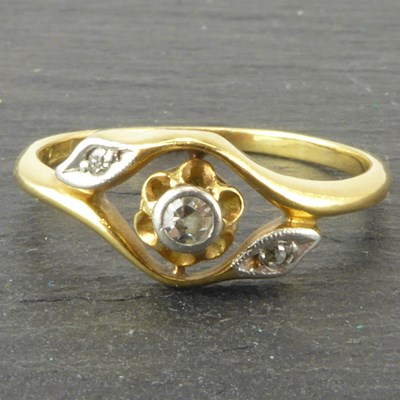 Lot 1047 - An 18ct gold three stone tiny diamond...