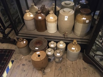 Lot 418 - A collection of assorted stoneware to include...