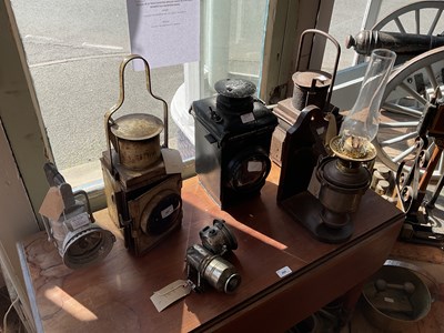 Lot 491 - A collection of assorted lighting to include...