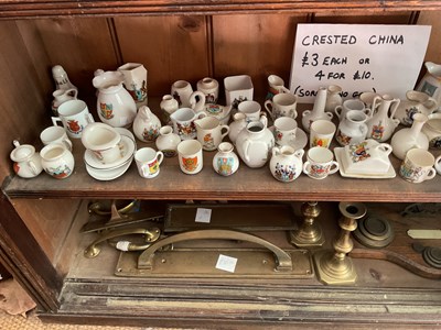 Lot 522 - A large collection of assorted crested china...