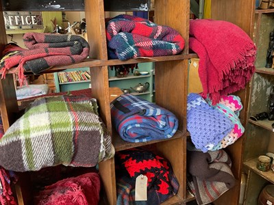 Lot 524 - A large collection of vintage blankets.