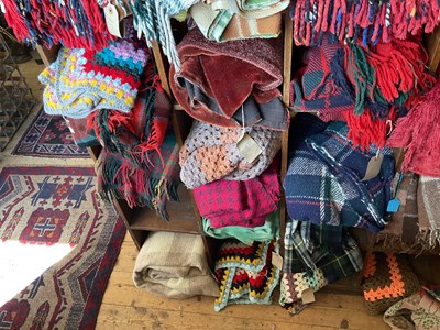 Lot 524 - A large collection of vintage blankets.