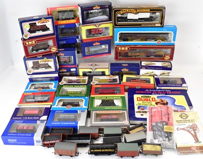 Lot 418 - Thirty-one mixed company boxed OO gauge, track...