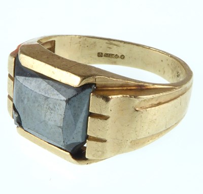 Lot 1057 - A gentlemen's 9ct hallmarked signet ring with...