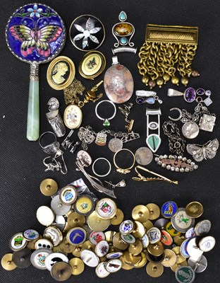 Lot 1319 - Various items of costume jewellery to include...