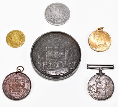 Lot 77 - HOLBORN RESTAURANT; a late 19th century base metal members' medallion