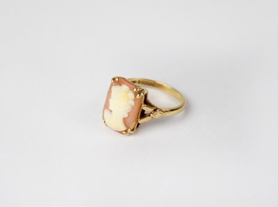 Lot 1132 - A 9ct yellow gold cameo ring, size O, approx....