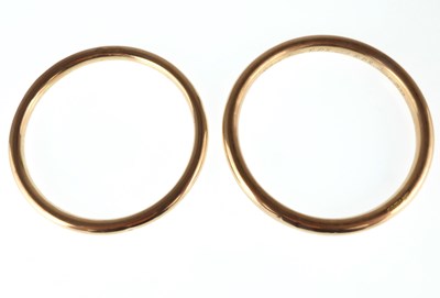 Lot 1182 - Two 9ct gold round tubular hollow bangles,...