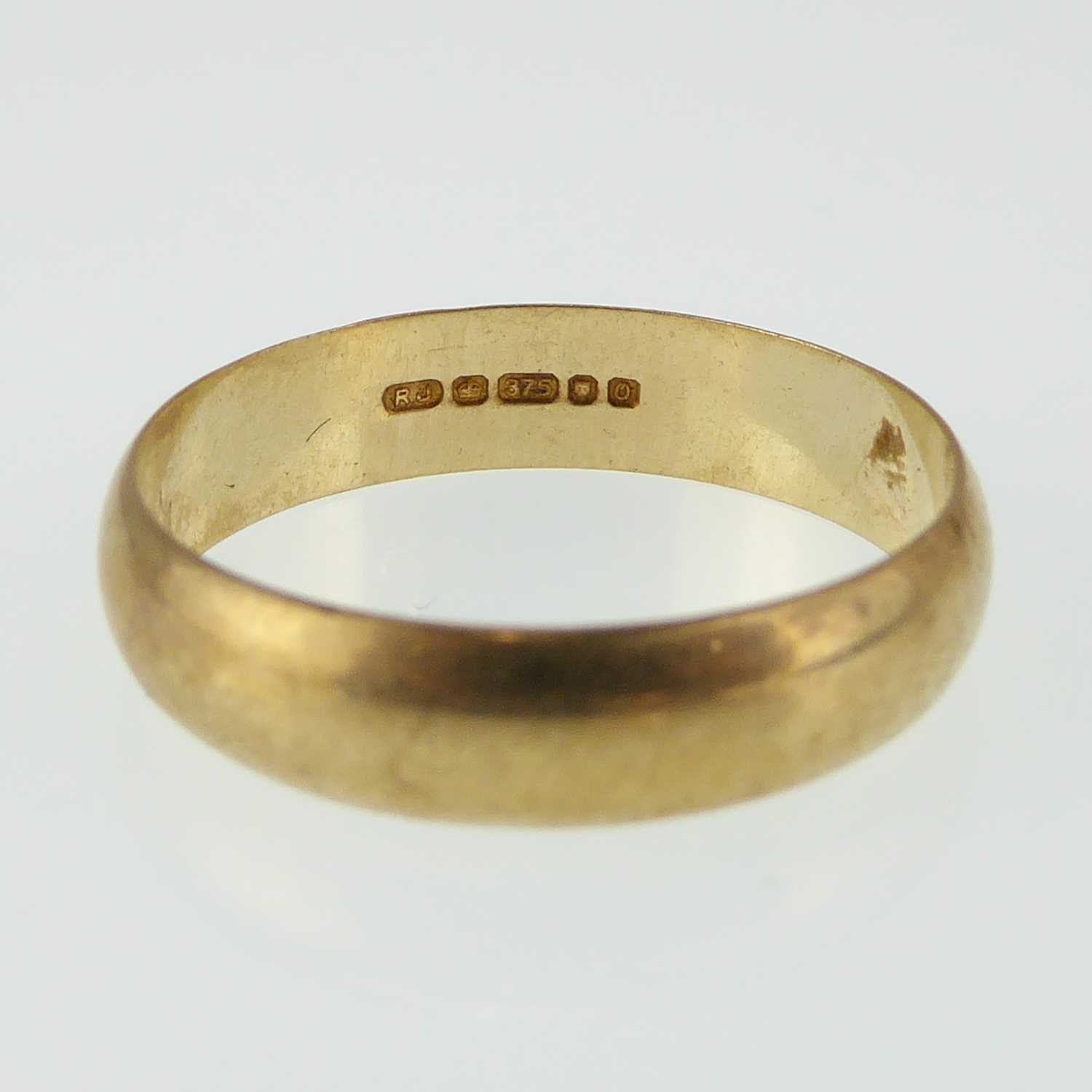 Lot 1124 - A 9ct gold band ring, size T, approx. 2.8g.